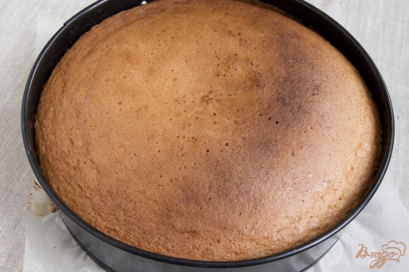 Фото приготовление рецепта: Бисквитный торт с заварным кремом шаг №5