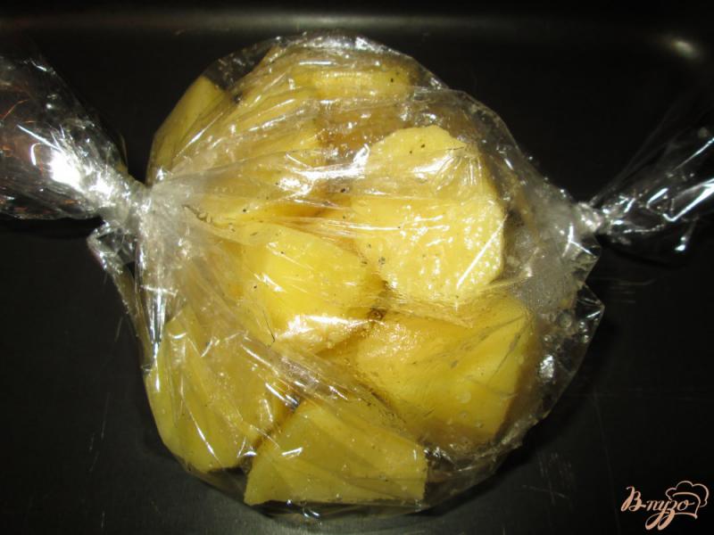 Фото приготовление рецепта: Картошка запеченная в кулинарном рукаве шаг №4