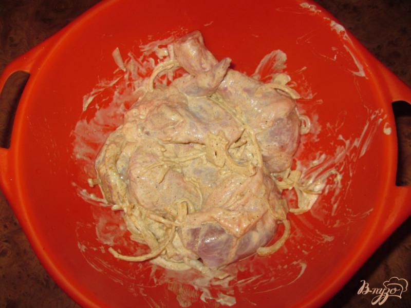 Фото приготовление рецепта: Запеченная курица в майонезном маринаде шаг №4