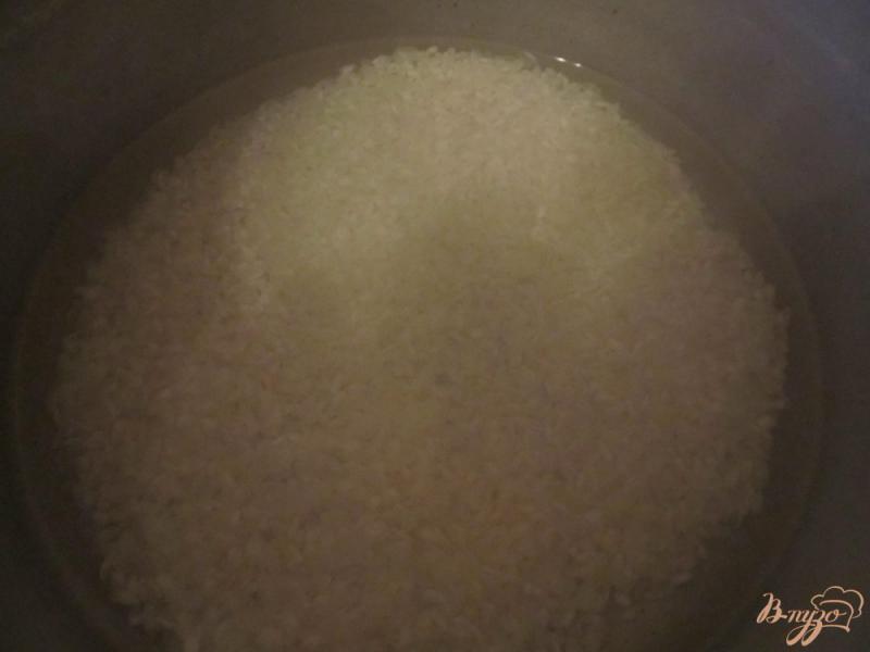 Фото приготовление рецепта: Рис с мидиями и зеленым горошком шаг №1
