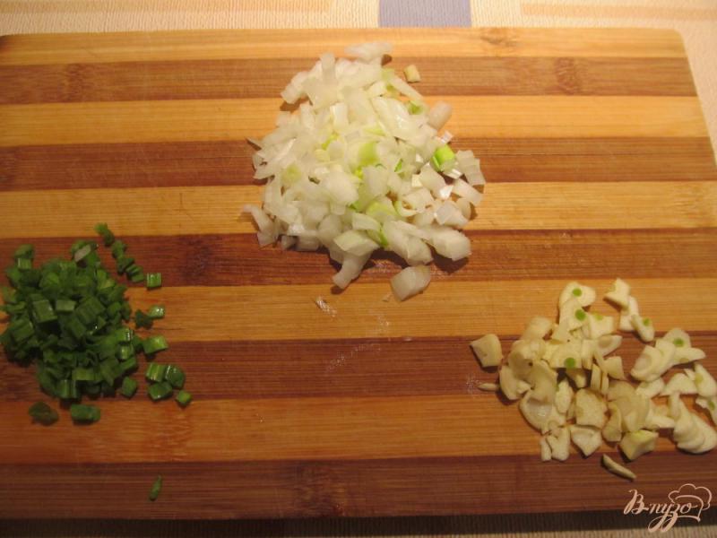 Фото приготовление рецепта: Рис с мидиями и зеленым горошком шаг №2