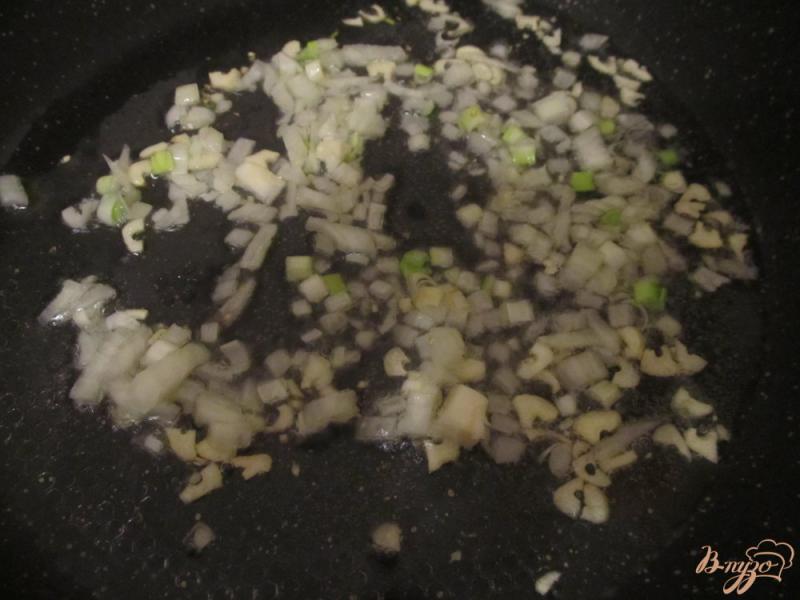 Фото приготовление рецепта: Рис с мидиями и зеленым горошком шаг №4