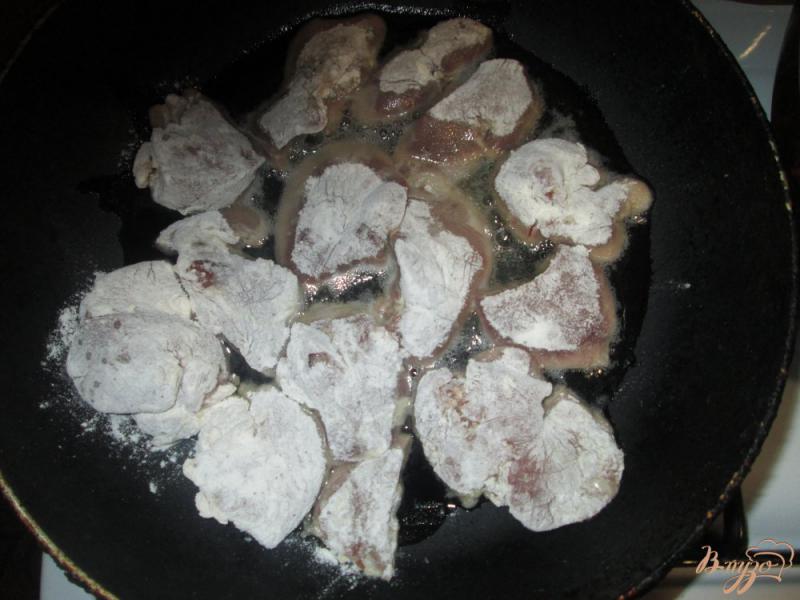 Фото приготовление рецепта: Куриная печень с грибным соусом шаг №4