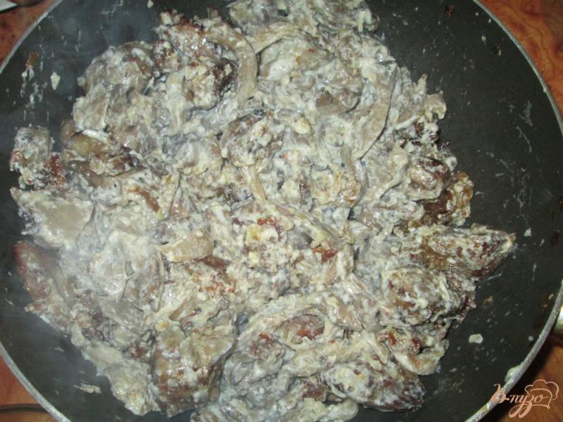 Фото приготовление рецепта: Куриная печень с грибным соусом шаг №5