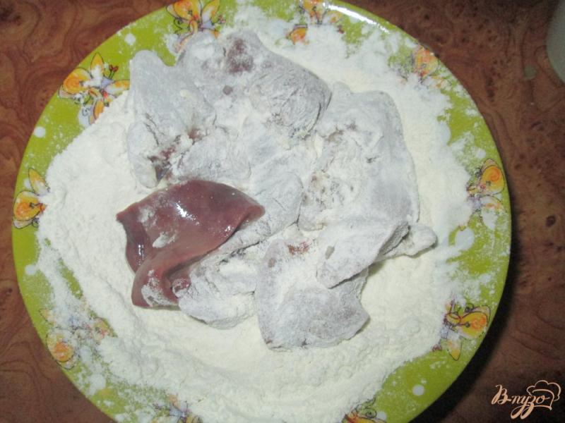 Фото приготовление рецепта: Куриная печень с грибным соусом шаг №3