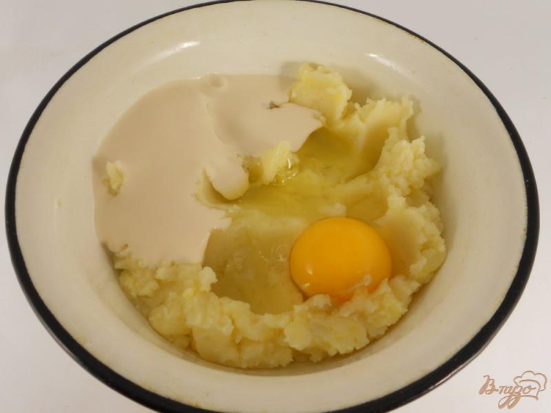 Фото приготовление рецепта: Картофельные оладьи со сметанно-икорным кремом шаг №1