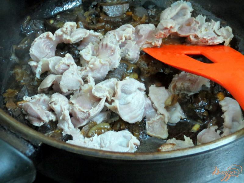 Фото приготовление рецепта: Куриные желудочки с лесными грибами шаг №8