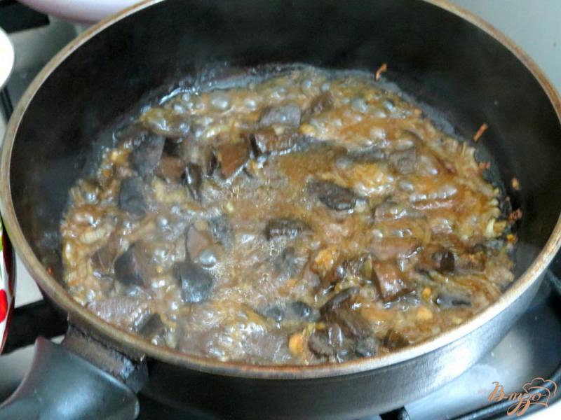 Фото приготовление рецепта: Куриные желудочки с лесными грибами шаг №6