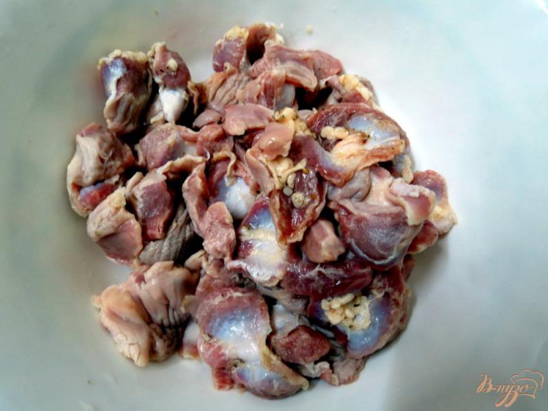 Фото приготовление рецепта: Куриные желудочки с лесными грибами шаг №1