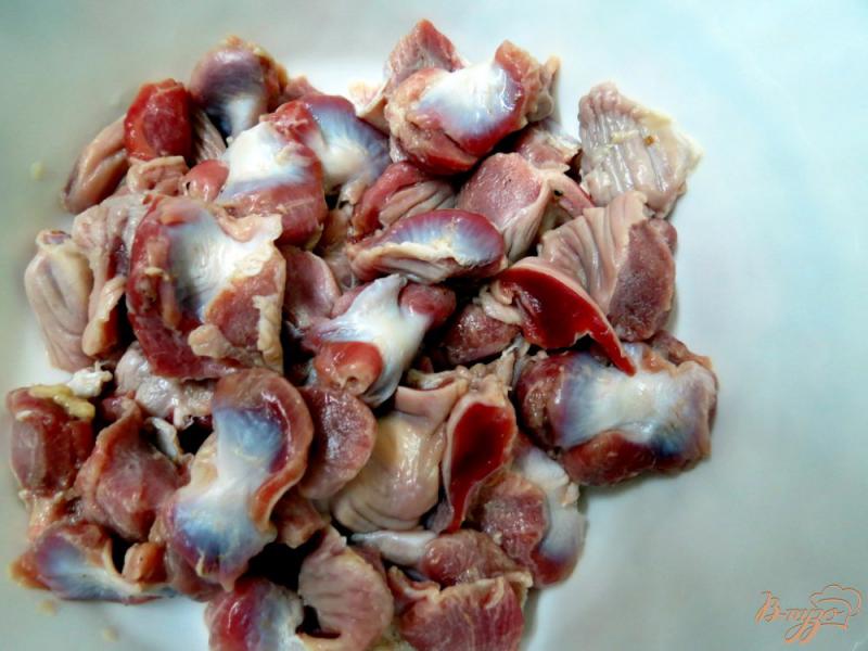 Фото приготовление рецепта: Куриные желудочки с лесными грибами шаг №2
