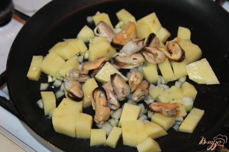 Фото приготовление рецепта: Морской суп с мидиями шаг №3