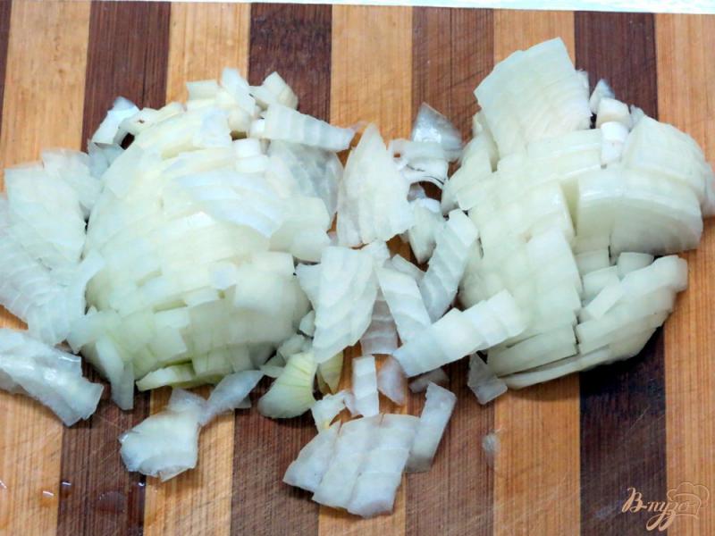 Фото приготовление рецепта: Карп фаршированный грибами и сыром шаг №3