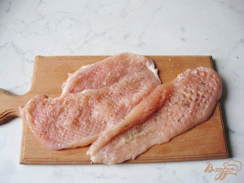 Фото приготовление рецепта: Куриная грудка со шпинатом и сыром шаг №5