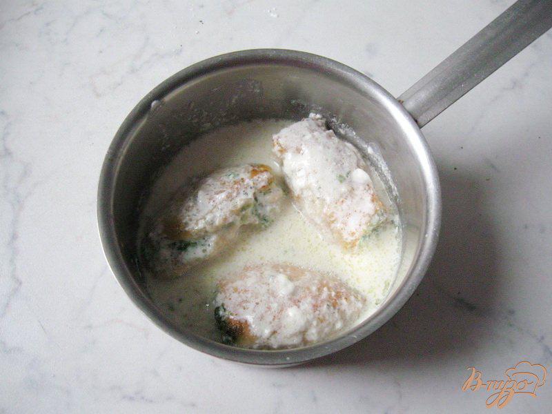 Фото приготовление рецепта: Куриная грудка со шпинатом и сыром шаг №11