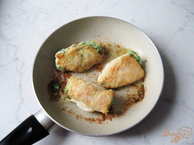 Фото приготовление рецепта: Куриная грудка со шпинатом и сыром шаг №9