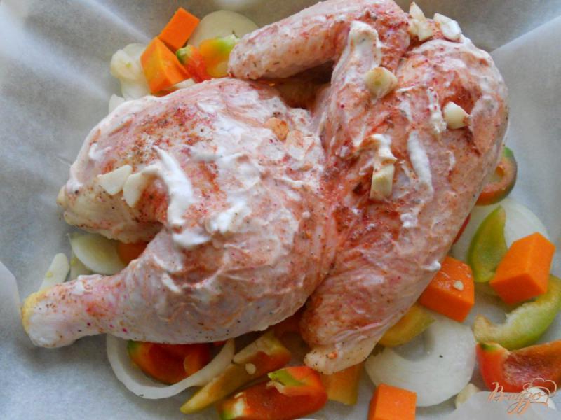 Фото приготовление рецепта: Курица запеченная с овощами шаг №3