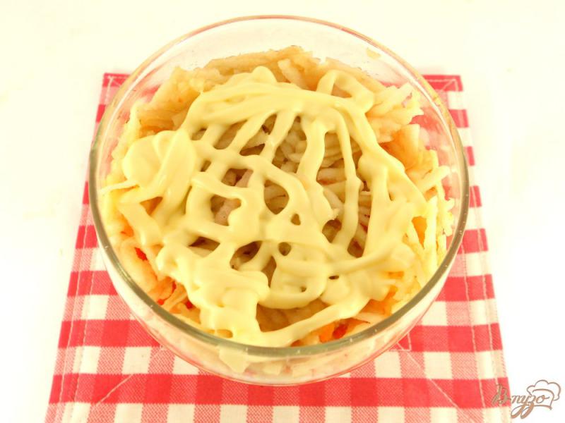 Фото приготовление рецепта: Сельдь под «шубой» с сыром и яблоком шаг №3