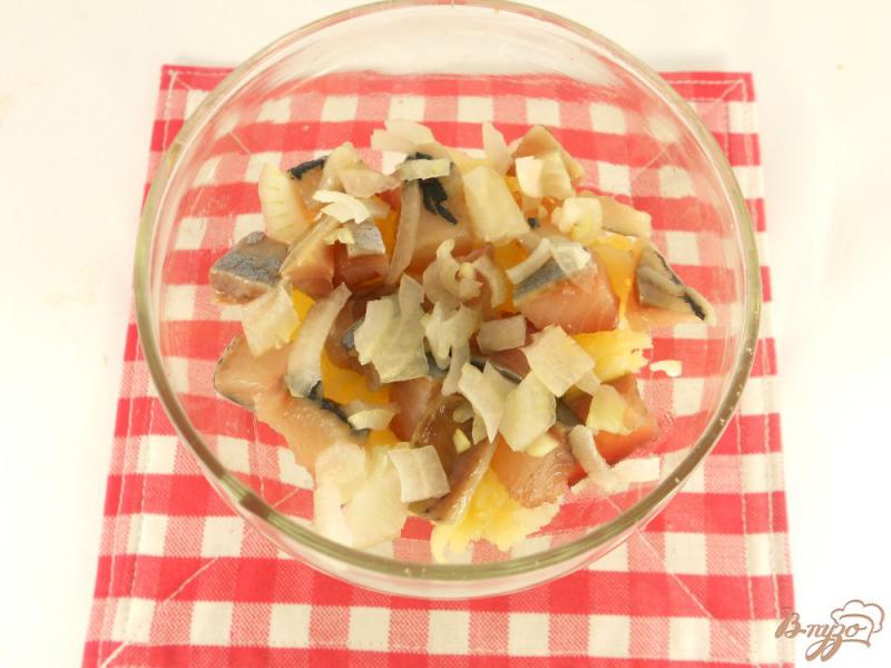 Фото приготовление рецепта: Сельдь под «шубой» с сыром и яблоком шаг №1