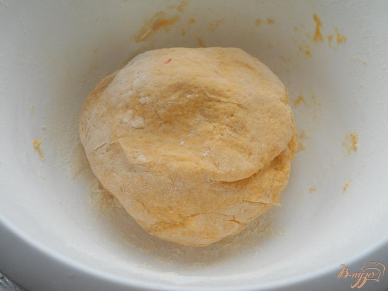 Фото приготовление рецепта: Вареники с картофелем из тыквенного теста шаг №3