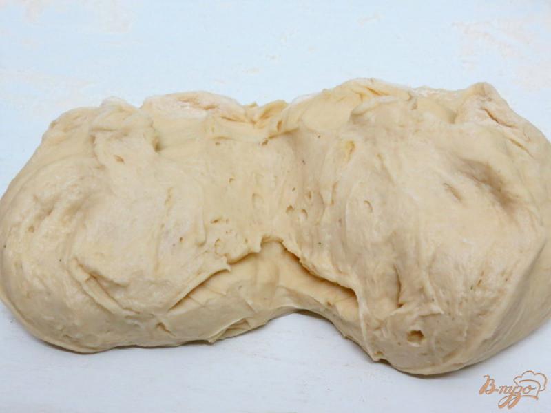 Фото приготовление рецепта: Дрожжевое тесто на майонезе и пирожки на нём шаг №14