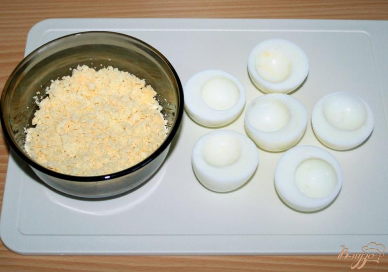 Фото приготовление рецепта: Фаршированные яйца «Новогодние елочки» шаг №1