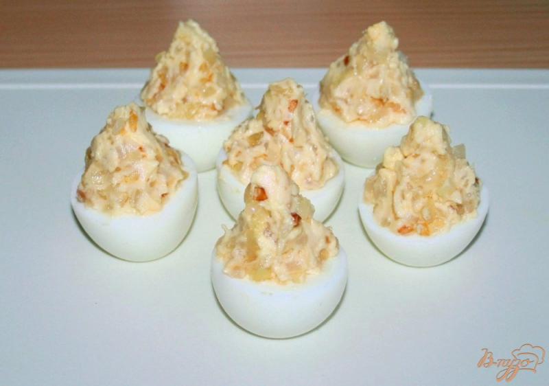 Фото приготовление рецепта: Фаршированные яйца «Новогодние елочки» шаг №4