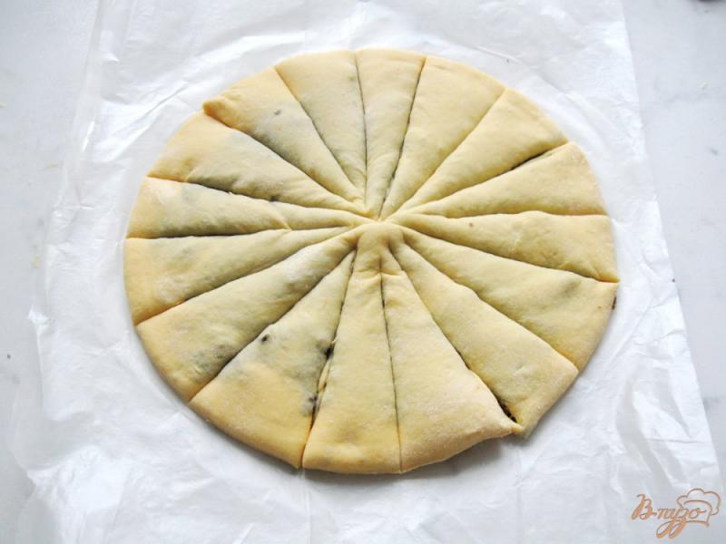 Фото приготовление рецепта: Дрожжевое тесто с тыквой и изделия из него. шаг №9