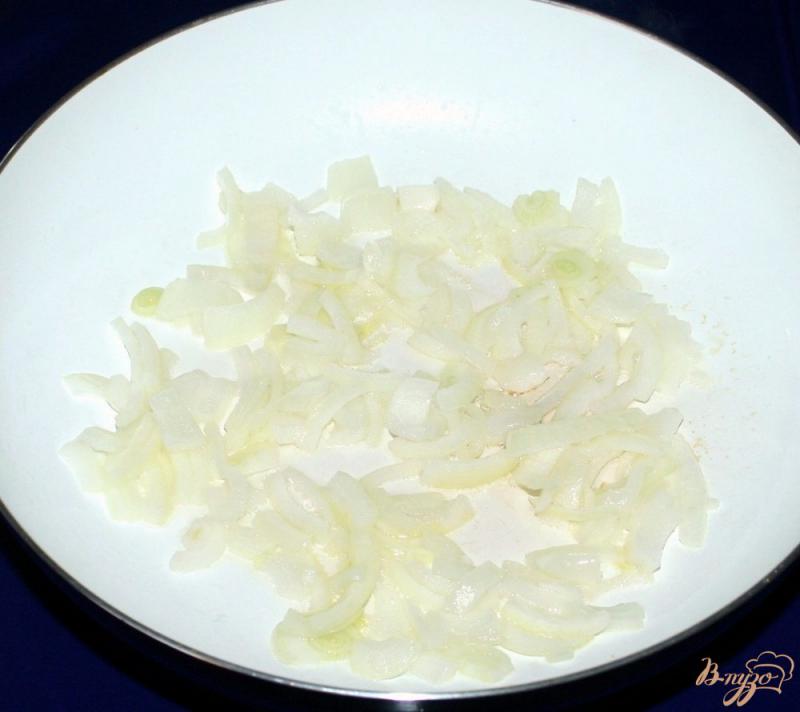Фото приготовление рецепта: Жареные караси с гарниром из риса,овощей и грибов «Золотая рыбка» шаг №4