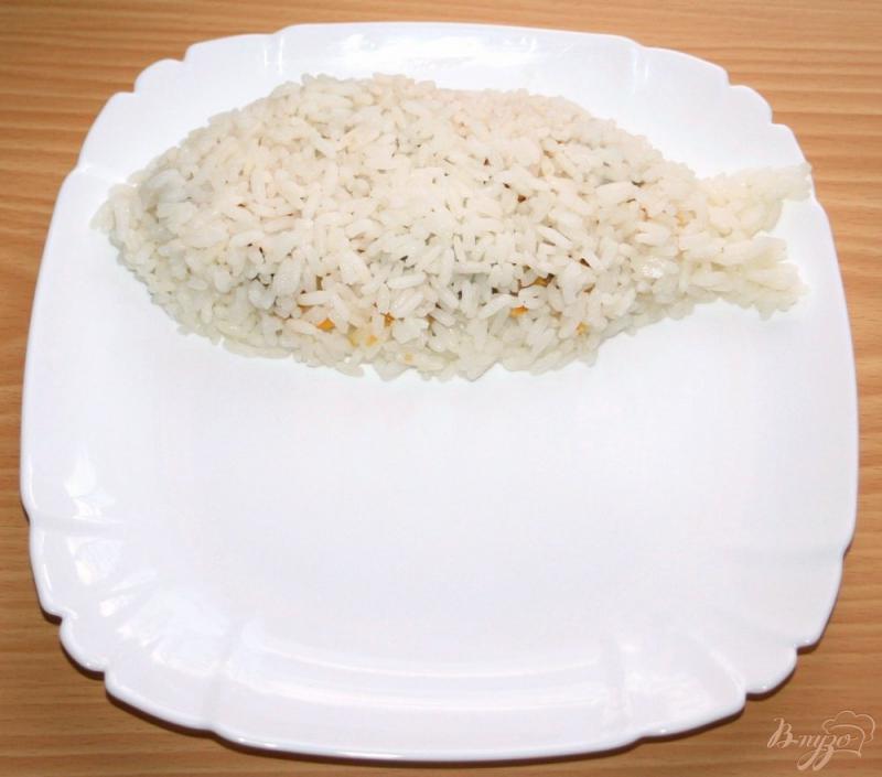 Фото приготовление рецепта: Жареные караси с гарниром из риса,овощей и грибов «Золотая рыбка» шаг №7