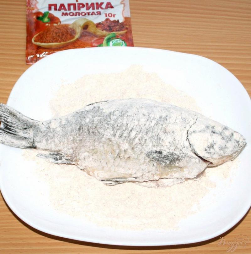 Фото приготовление рецепта: Жареные караси с гарниром из риса,овощей и грибов «Золотая рыбка» шаг №2