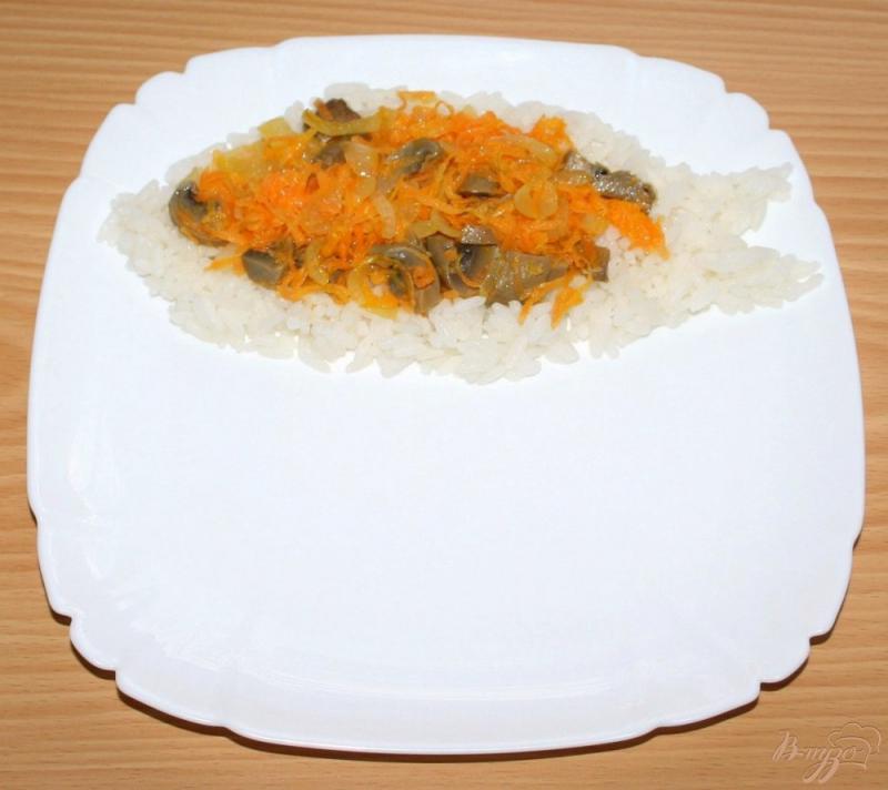 Фото приготовление рецепта: Жареные караси с гарниром из риса,овощей и грибов «Золотая рыбка» шаг №6