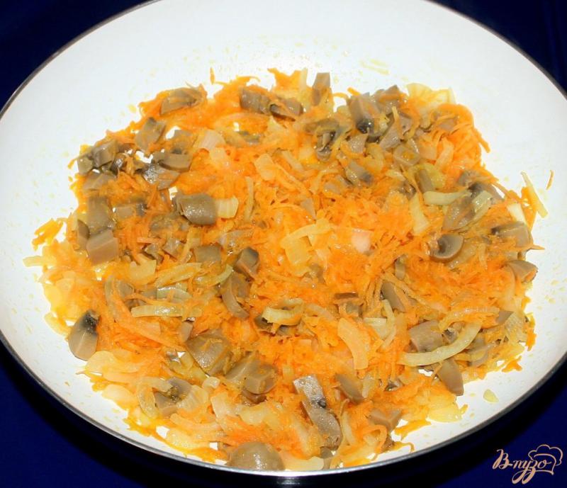 Фото приготовление рецепта: Жареные караси с гарниром из риса,овощей и грибов «Золотая рыбка» шаг №5