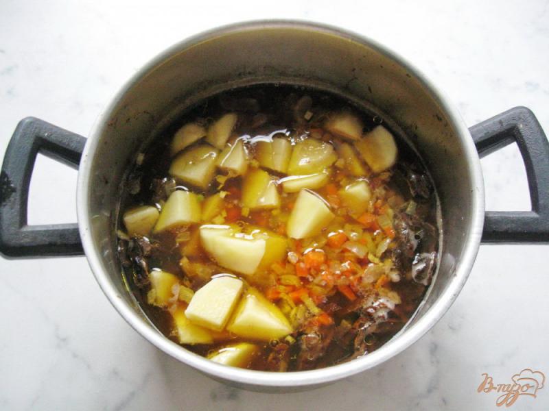 Фото приготовление рецепта: Суп с перловкой и лесными грибами шаг №8