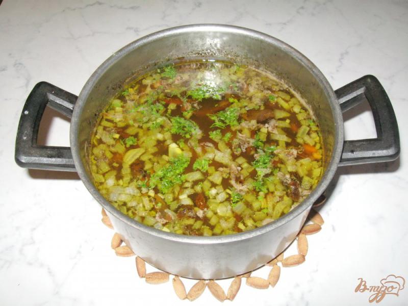 Фото приготовление рецепта: Суп с перловкой и лесными грибами шаг №9
