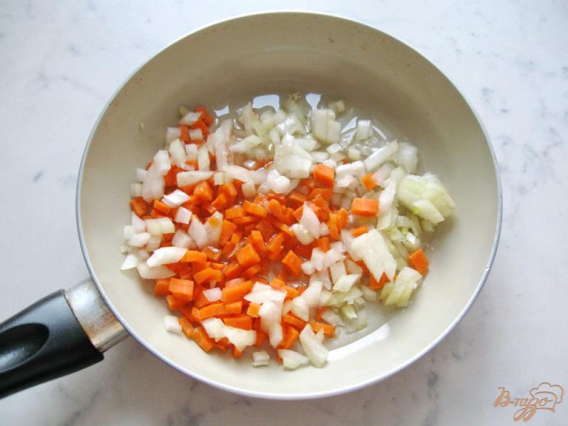 Фото приготовление рецепта: Суп с перловкой и лесными грибами шаг №7