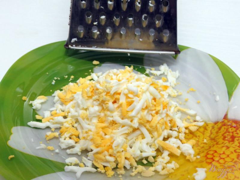 Фото приготовление рецепта: Салат из сардин с грибами шаг №4