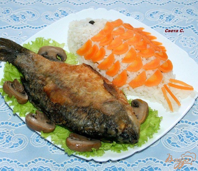 Фото приготовление рецепта: Жареные караси с гарниром из риса,овощей и грибов «Золотая рыбка» шаг №8
