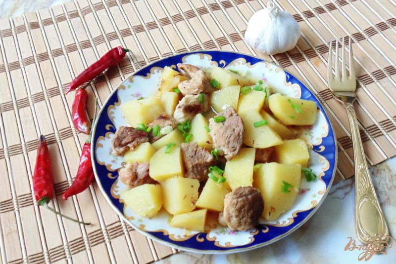 Фото приготовление рецепта: Жаркое из свинины с картофелем шаг №7