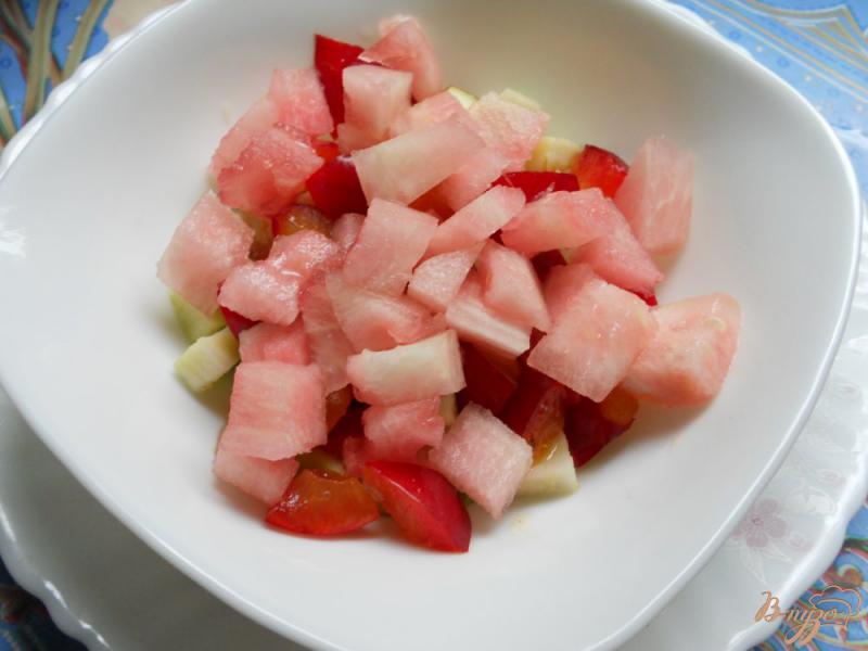 Фото приготовление рецепта: Салат из арбуза и фруктов шаг №3