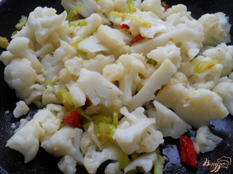 Фото приготовление рецепта: Цветная капуста с яйцами на сковороде шаг №2