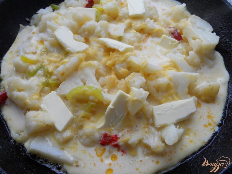 Фото приготовление рецепта: Цветная капуста с яйцами на сковороде шаг №4