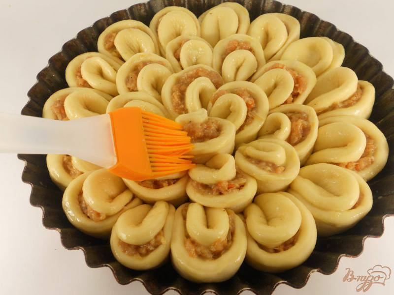 Фото приготовление рецепта: Дрожжевой пирог с мясом и капустой «Хризантема» шаг №10