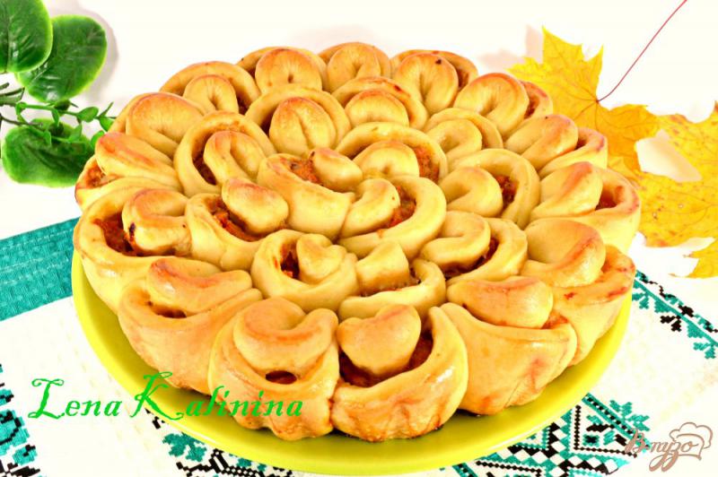 Фото приготовление рецепта: Дрожжевой пирог с мясом и капустой «Хризантема» шаг №11