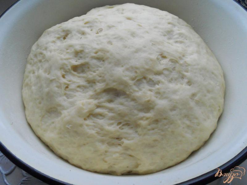 Фото приготовление рецепта: Дрожжевой пирог с мясом и капустой «Хризантема» шаг №4