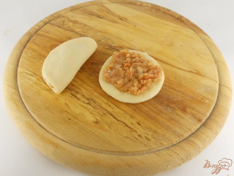Фото приготовление рецепта: Дрожжевой пирог с мясом и капустой «Хризантема» шаг №7