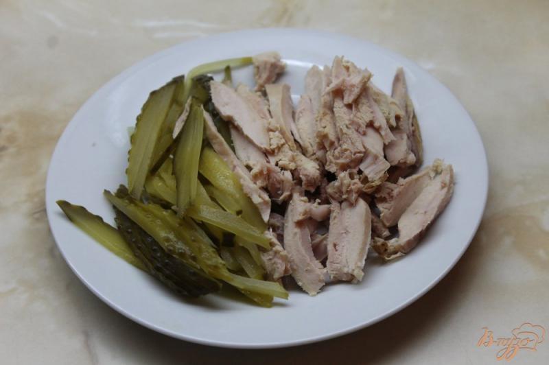 Фото приготовление рецепта: Салат с копченой курицей и картошкой пай шаг №6