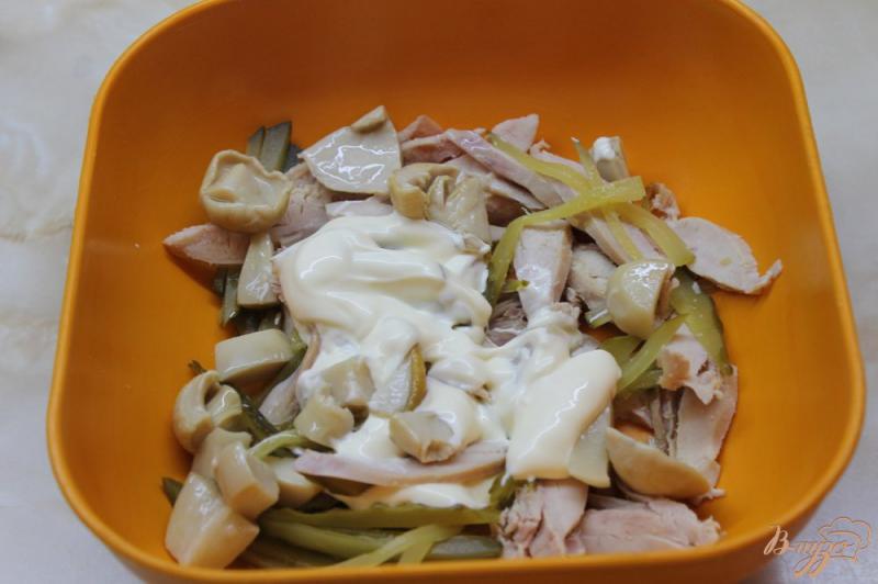 Фото приготовление рецепта: Салат с копченой курицей и картошкой пай шаг №7