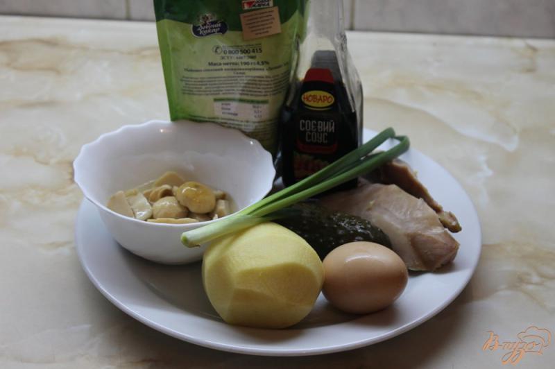 Фото приготовление рецепта: Салат с копченой курицей и картошкой пай шаг №1