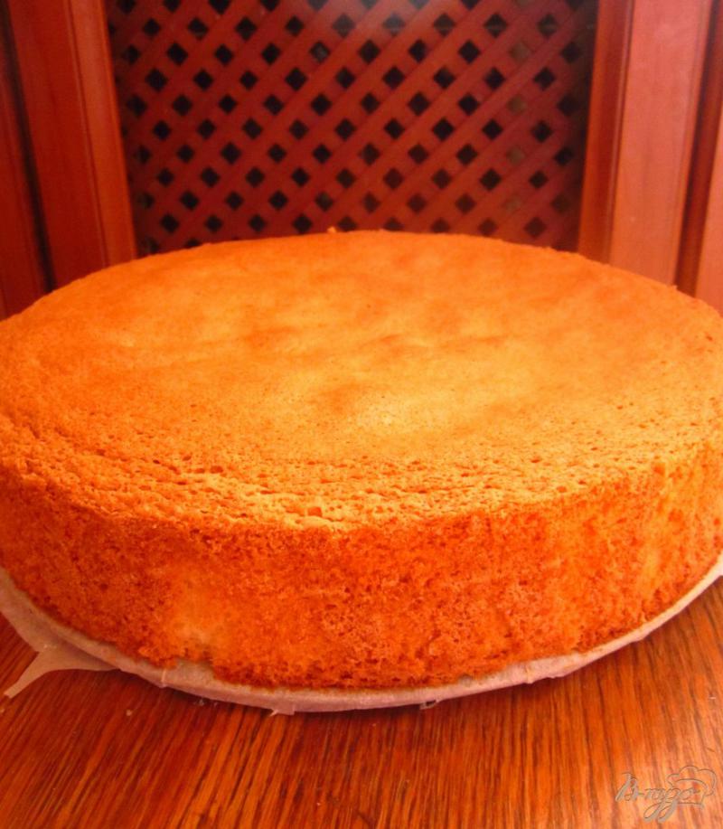Фото приготовление рецепта: Бисквитный торт с шоколодно-масленым кремом шаг №2