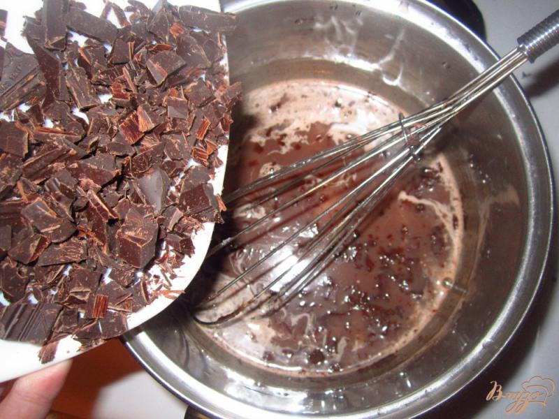 Фото приготовление рецепта: Бисквитный торт с шоколодно-масленым кремом шаг №3